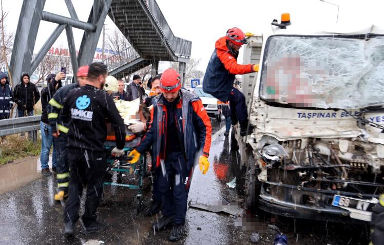 Aksaray’da Taşpınar Belediyesinin kamyoneti tıra arkadan çarptı: 1’i ağır 2 yaralı
