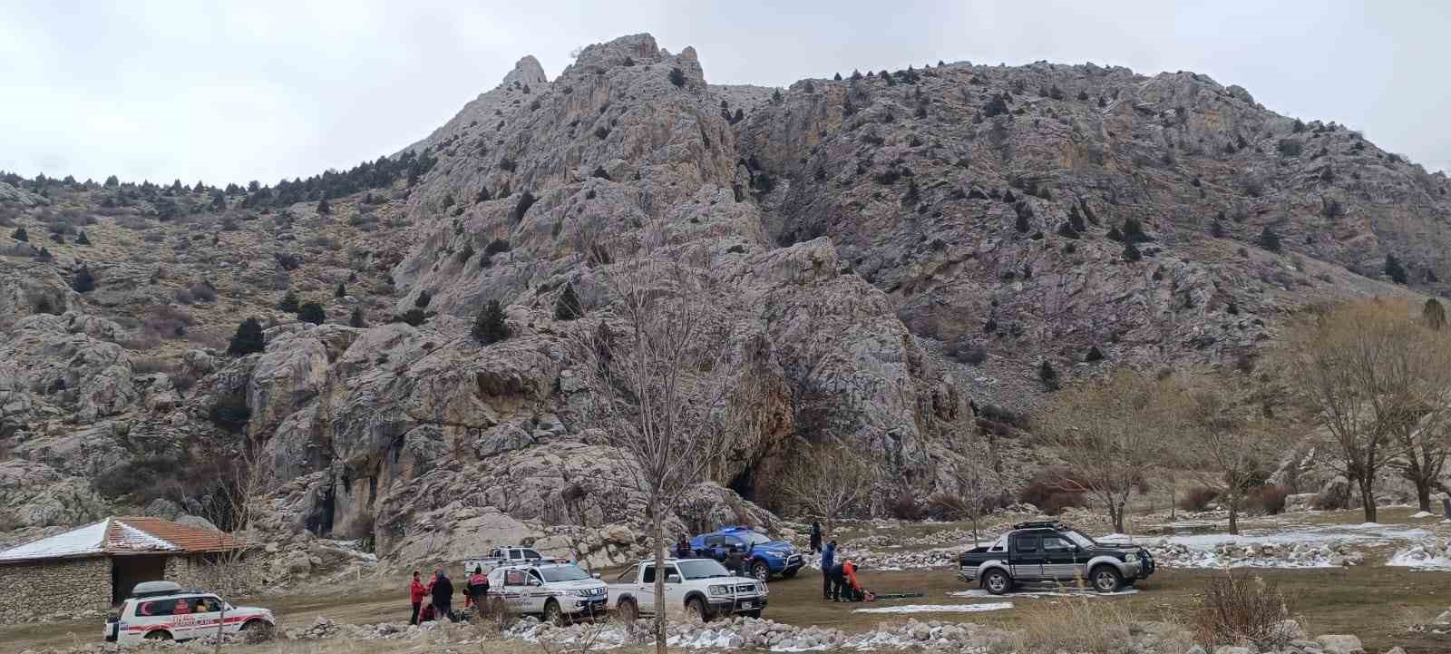 Aladağlar’da kar kütlesi altında kalan dağcı hayatını kaybetti
