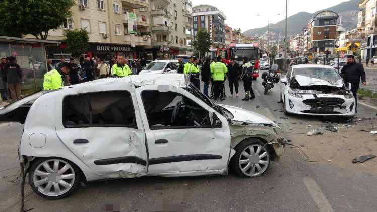 Alanya’da 2 kişinin öldüğü feci kaza kamerada
