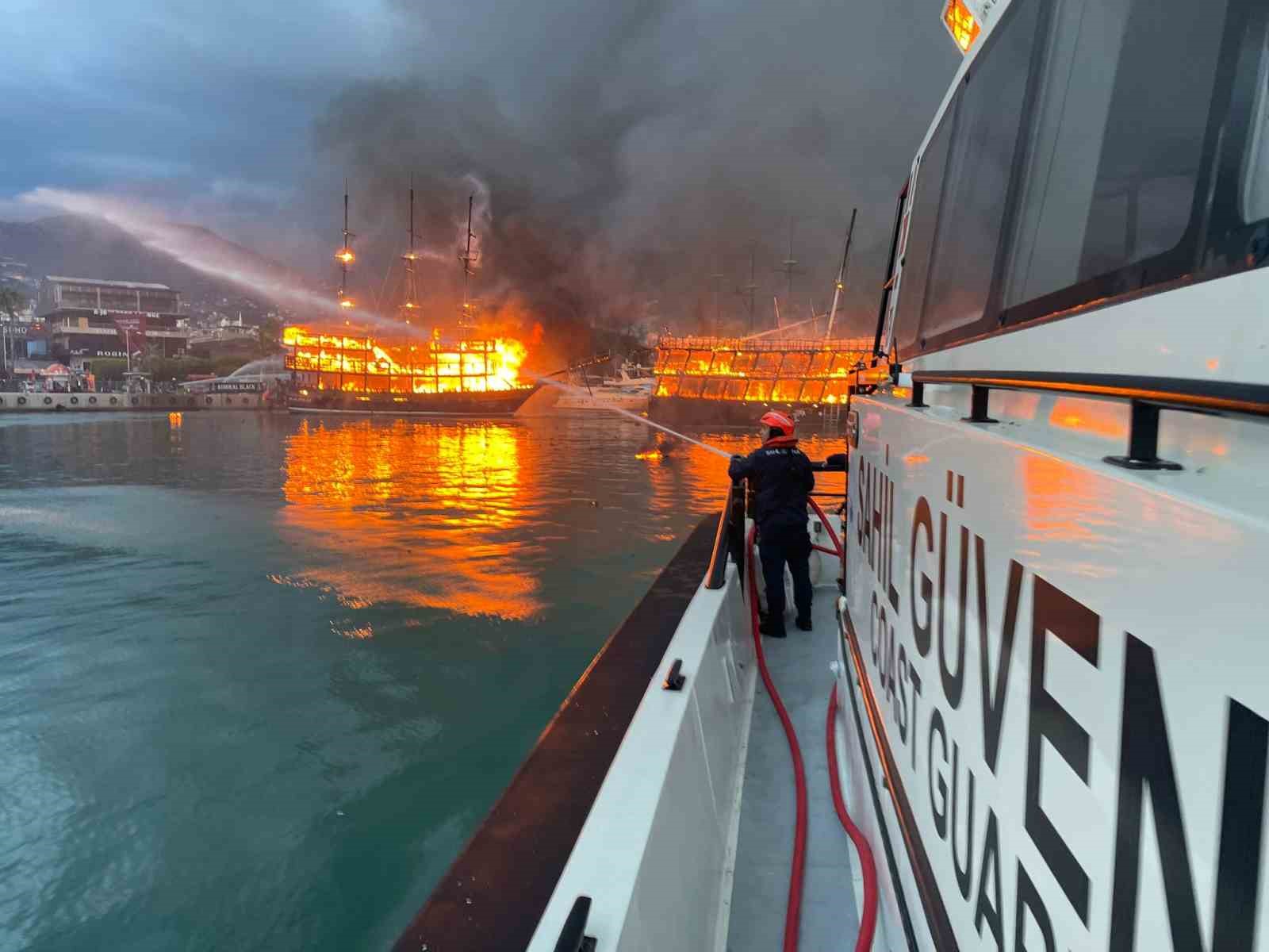 Alanya’da alev alev yanan tur tekneleriyle ilgili adli soruşturma başlatıldı
