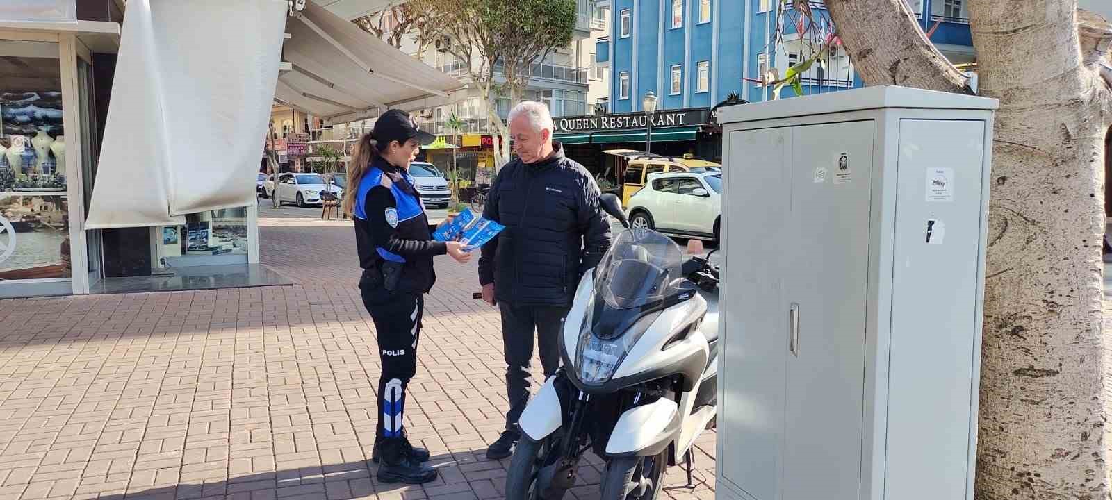 Alanya’da polisten motosiklet sürücülerine bilgilendirme
