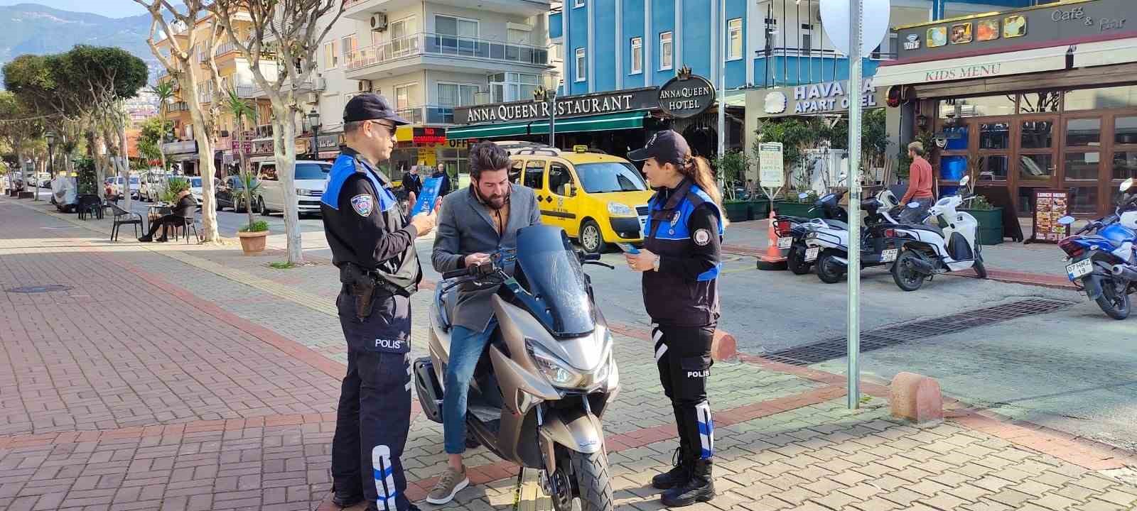 Alanya’da polisten motosiklet sürücülerine bilgilendirme
