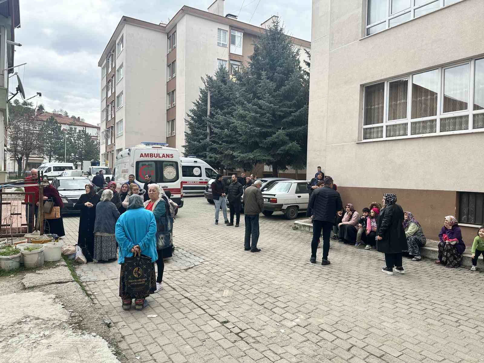 Alevlere teslim olan apartman dairesi kullanılamaz hale geldi: 1 yaralı
