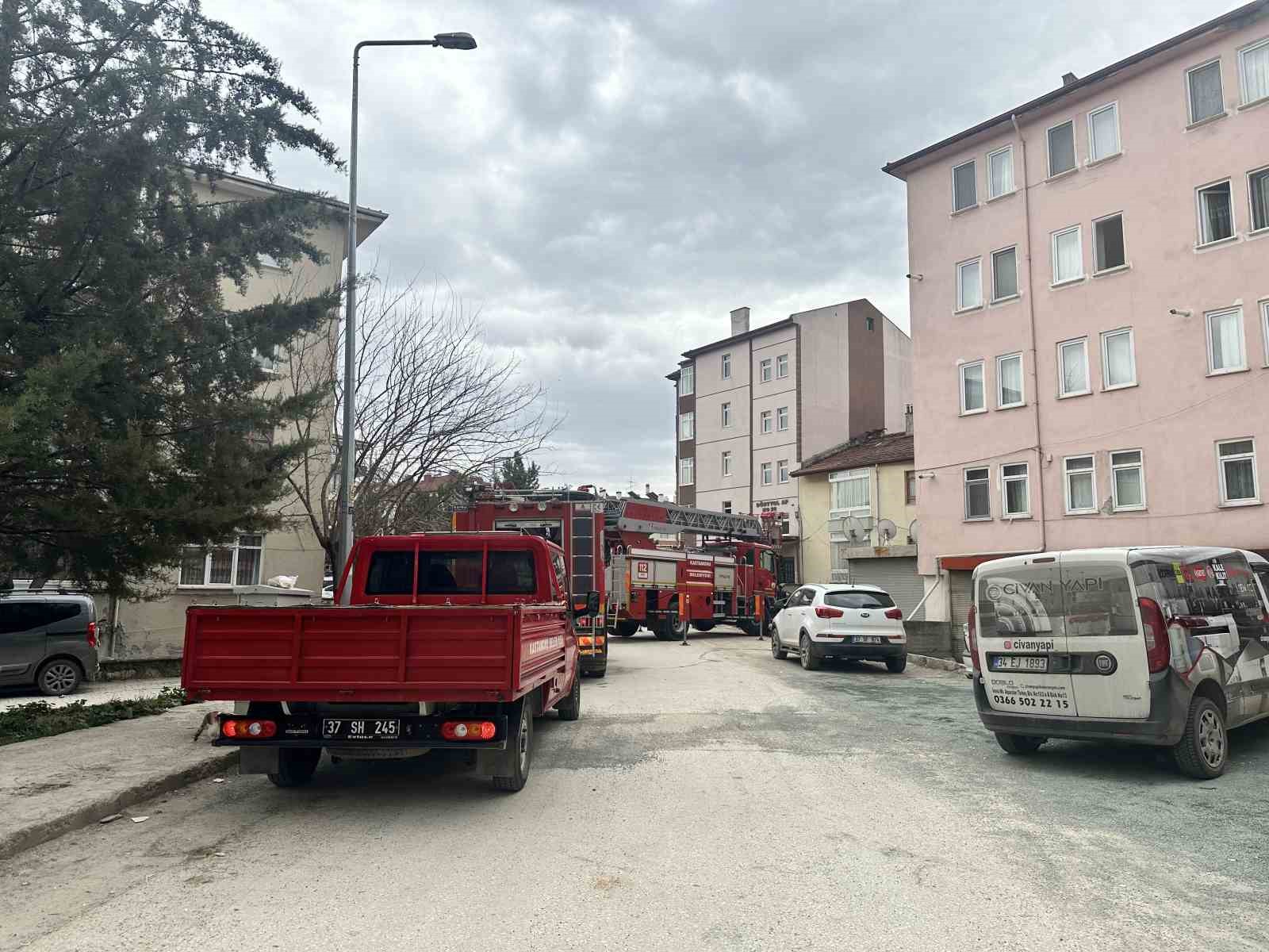 Alevlere teslim olan apartman dairesi kullanılamaz hale geldi: 1 yaralı
