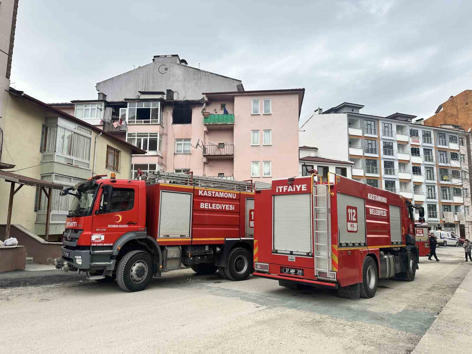 Alevlere teslim olan apartman dairesi kullanılamaz hale geldi: 1 yaralı
