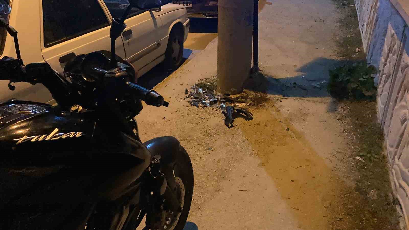 Alkollü motosiklet sürücüsü kaldırıma çıkıp direğe çarptı
