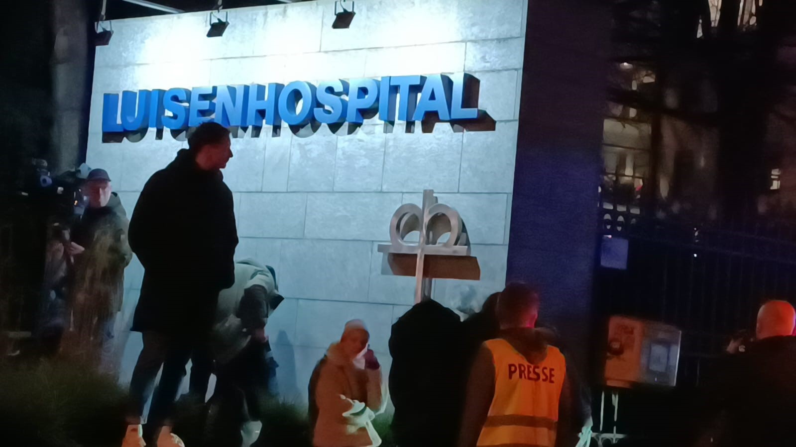 Almanya’da 65 yaşındaki kadın, hastanede meşale yakıp kendisini odaya kilitledi
