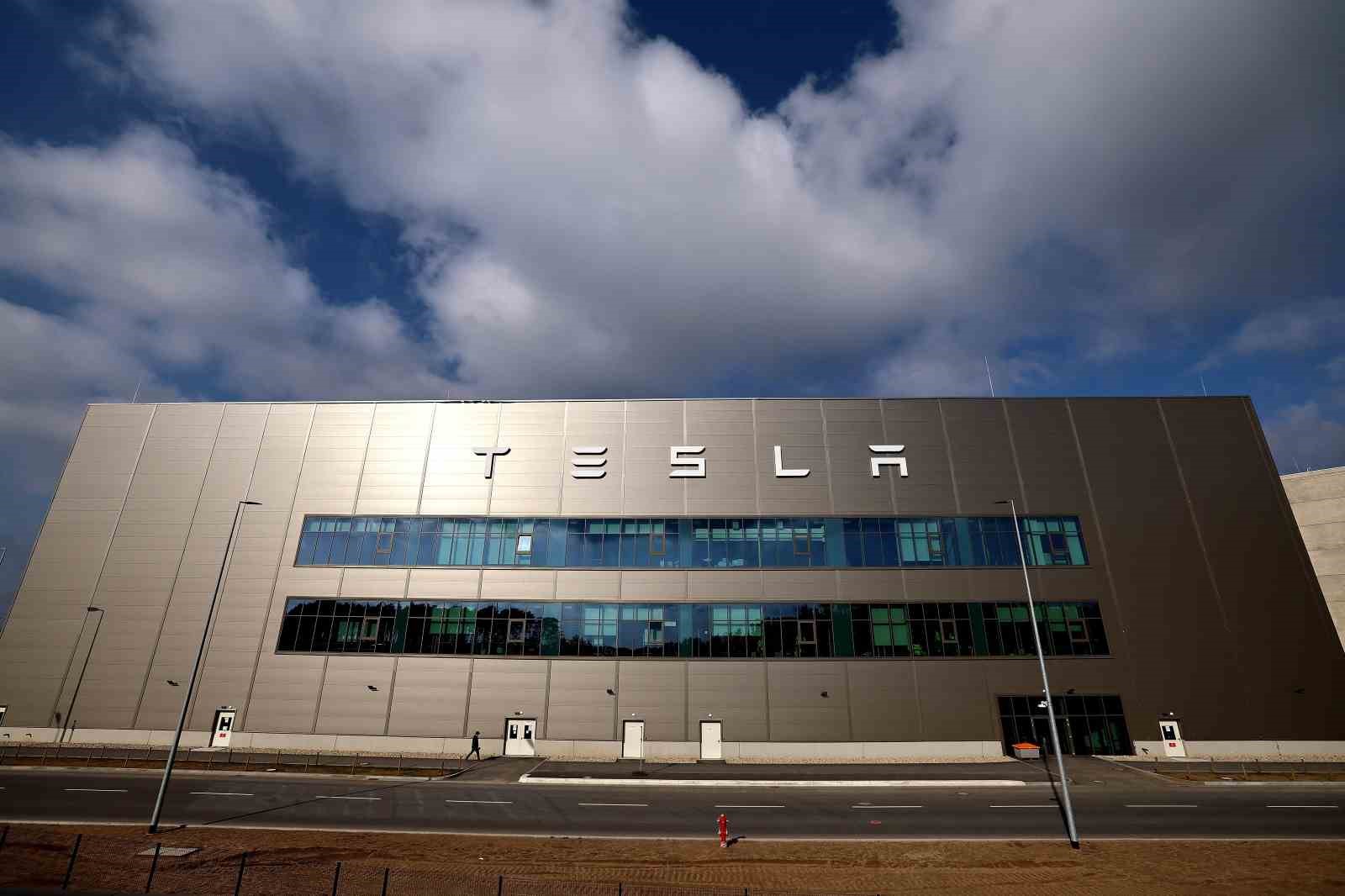 Almanya’da elektrik direğinde çıkan yangın Tesla fabrikasında üretimi durdurdu
