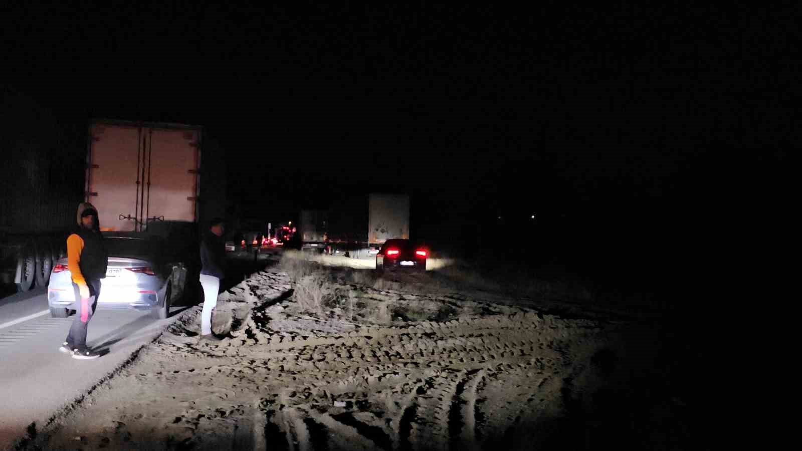 Amasya’da çarpışan tırlar trafiği felç etti
