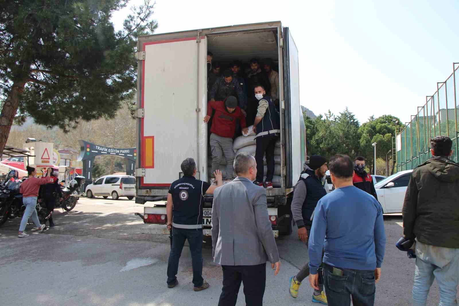 Amasya’da mercimek yüklü tırdan 40 kaçak göçmen çıktı
