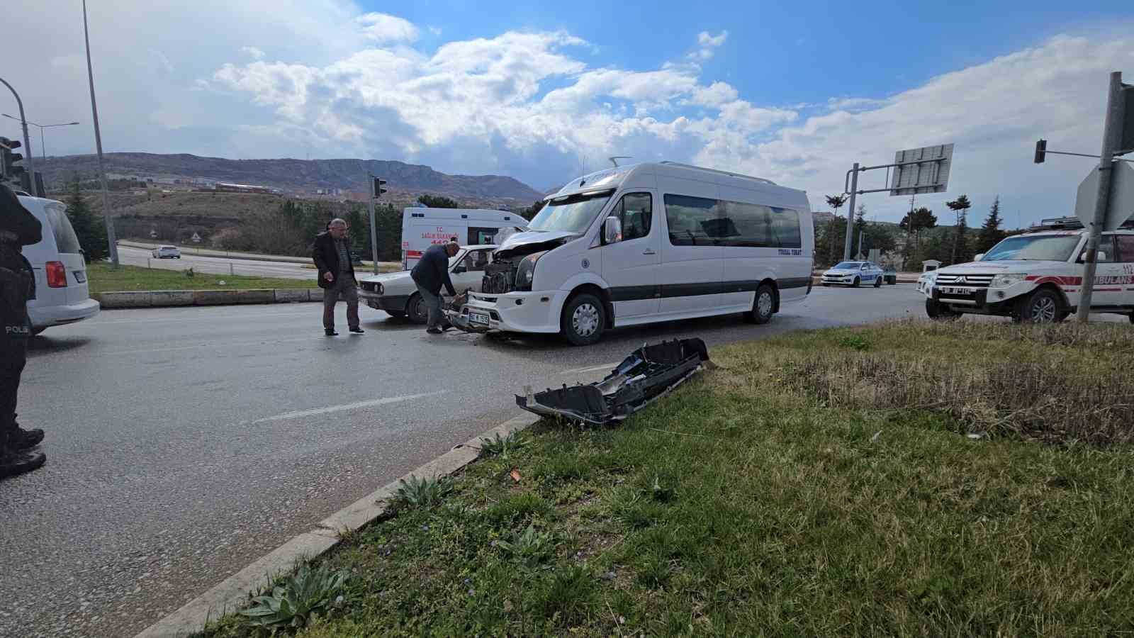 Ambulans ile minibüs çarpıştı: 2 yaralı
