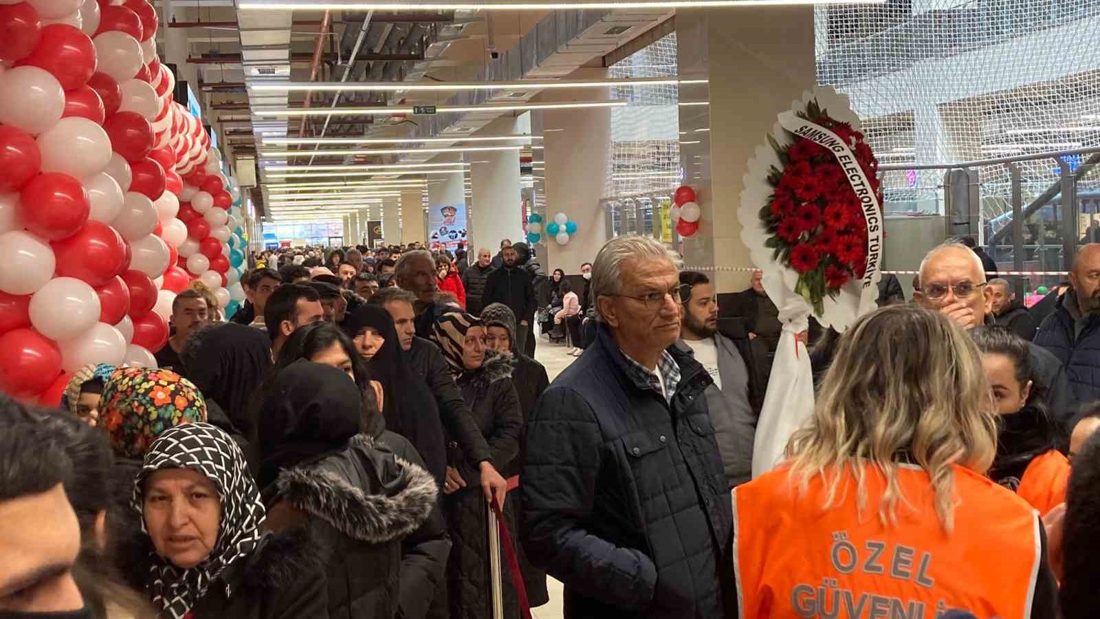 Ankara’da mağaza açılışında indirim izdihamı
