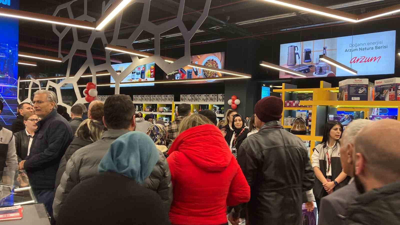 Ankara’da mağaza açılışında indirim izdihamı
