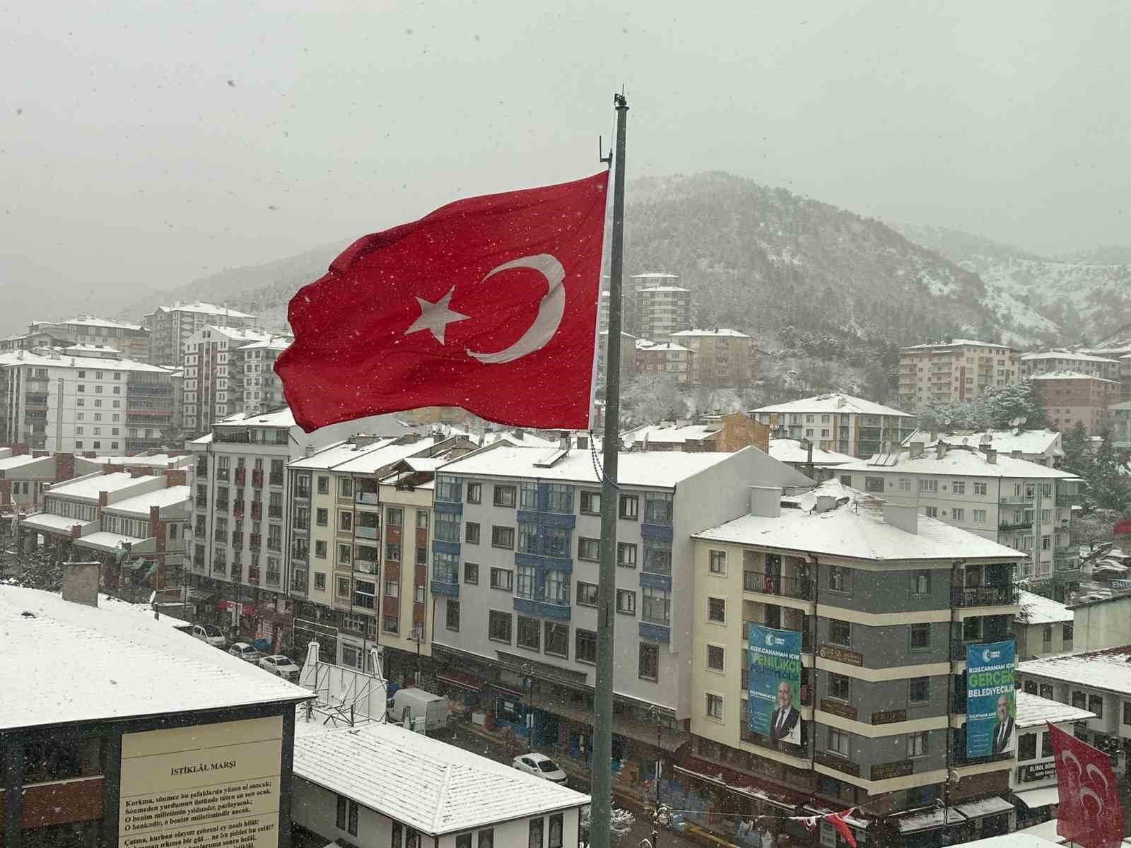 Ankara’nın Kızılcahamam ilçesinde kar yağışı etkili oluyor
