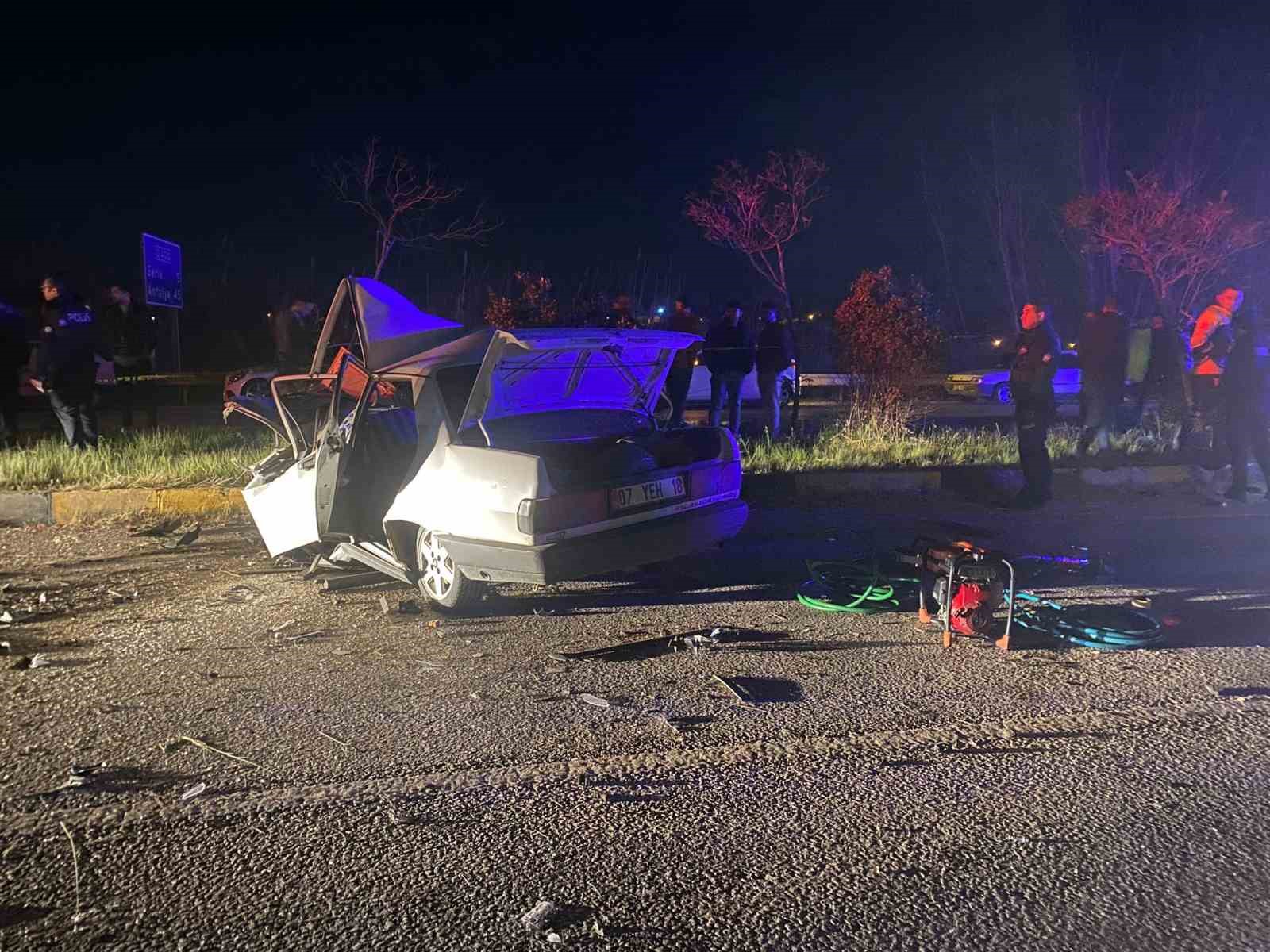 Antalya’da 3 aracın karıştığı feci kaza: 3 ölü
