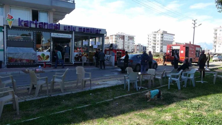 Antalya’da bina altındaki pastanenin deposu alev alev yandı