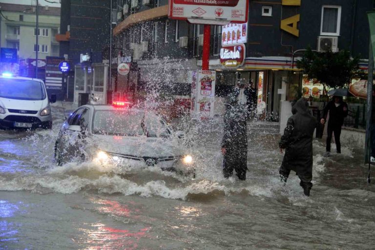 Antalya’da sağanak yağış yolları nehre çevirdi