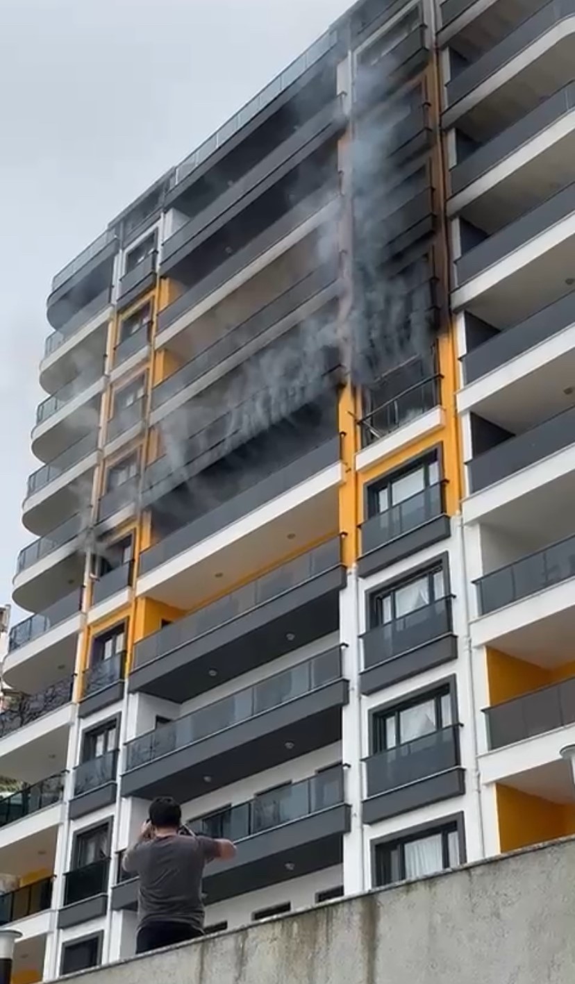 Apartman dairesinde çıkan yangın paniğe neden oldu
