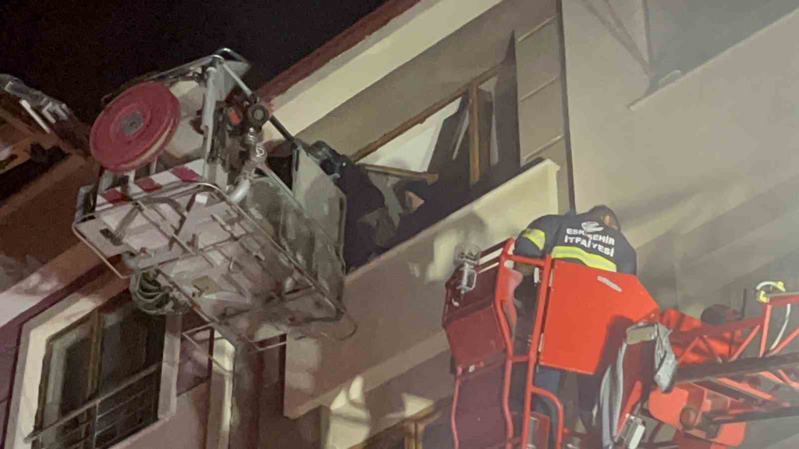 Apartmanın garajında başlayan yangında onlarca kişi evinde mahsur kaldı
