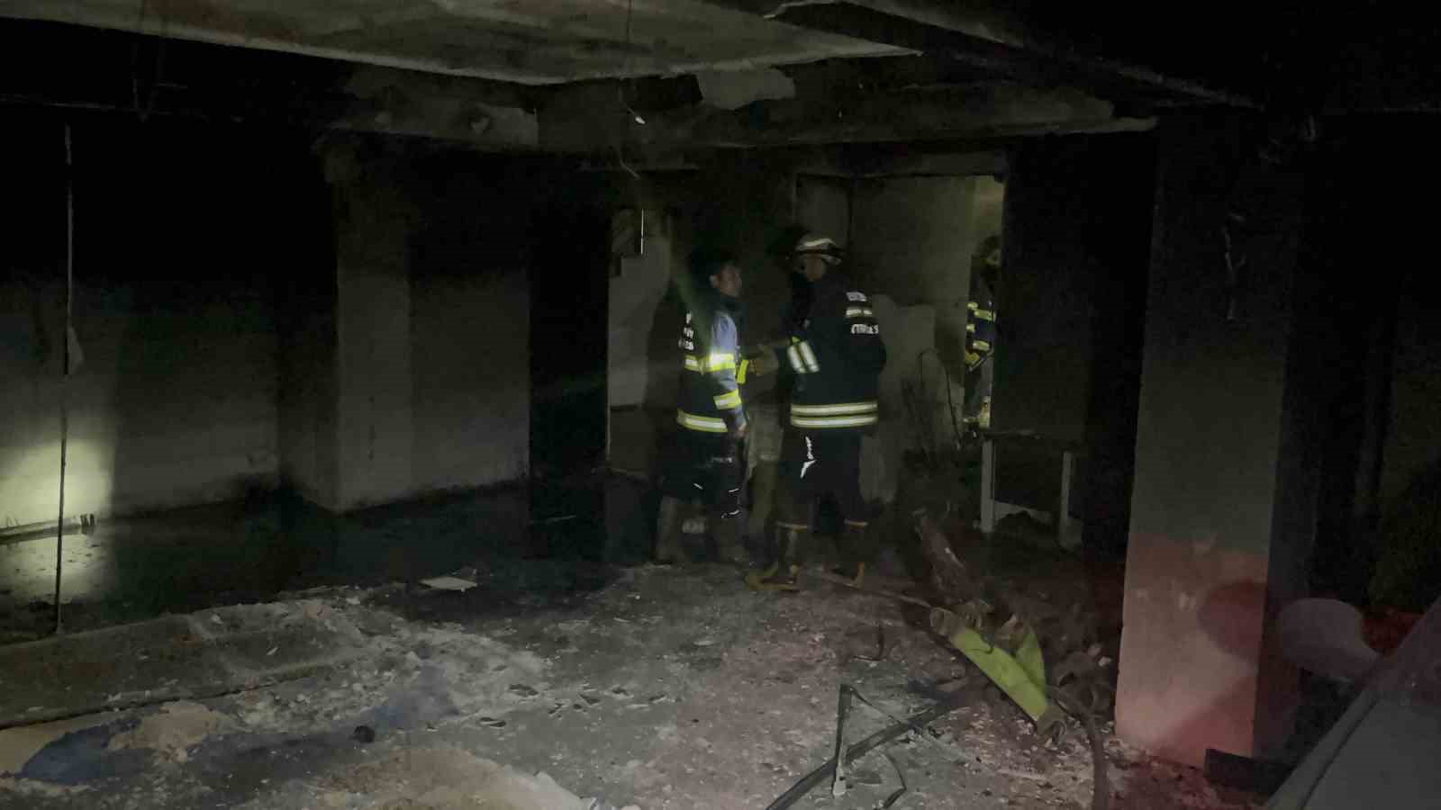 Apartmanın garajında başlayan yangında onlarca kişi evinde mahsur kaldı
