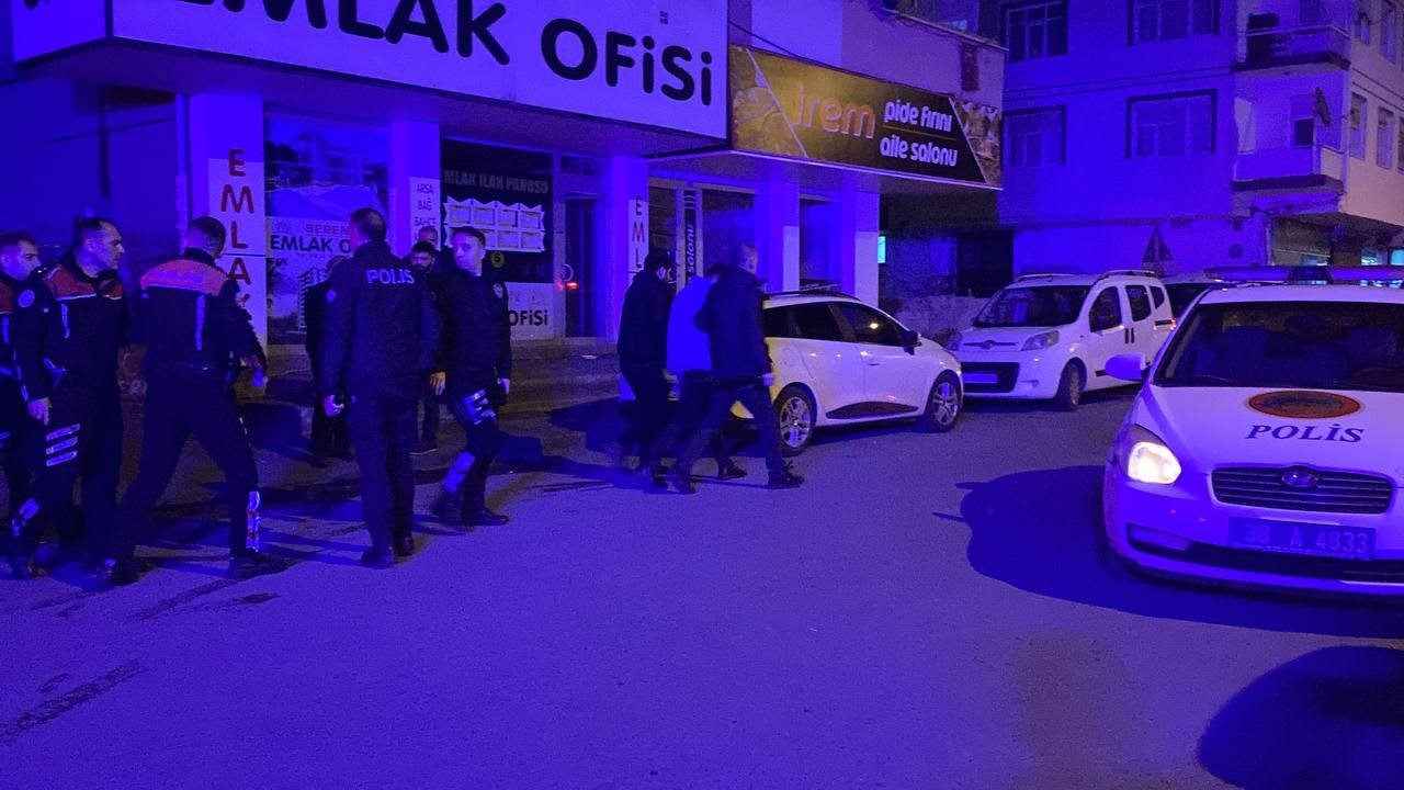 Aranması olan şahıs uygulama yapan polise bıçak çekip kaçtı