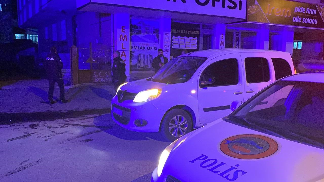 Aranması olan şahıs uygulama yapan polise bıçak çekip kaçtı
