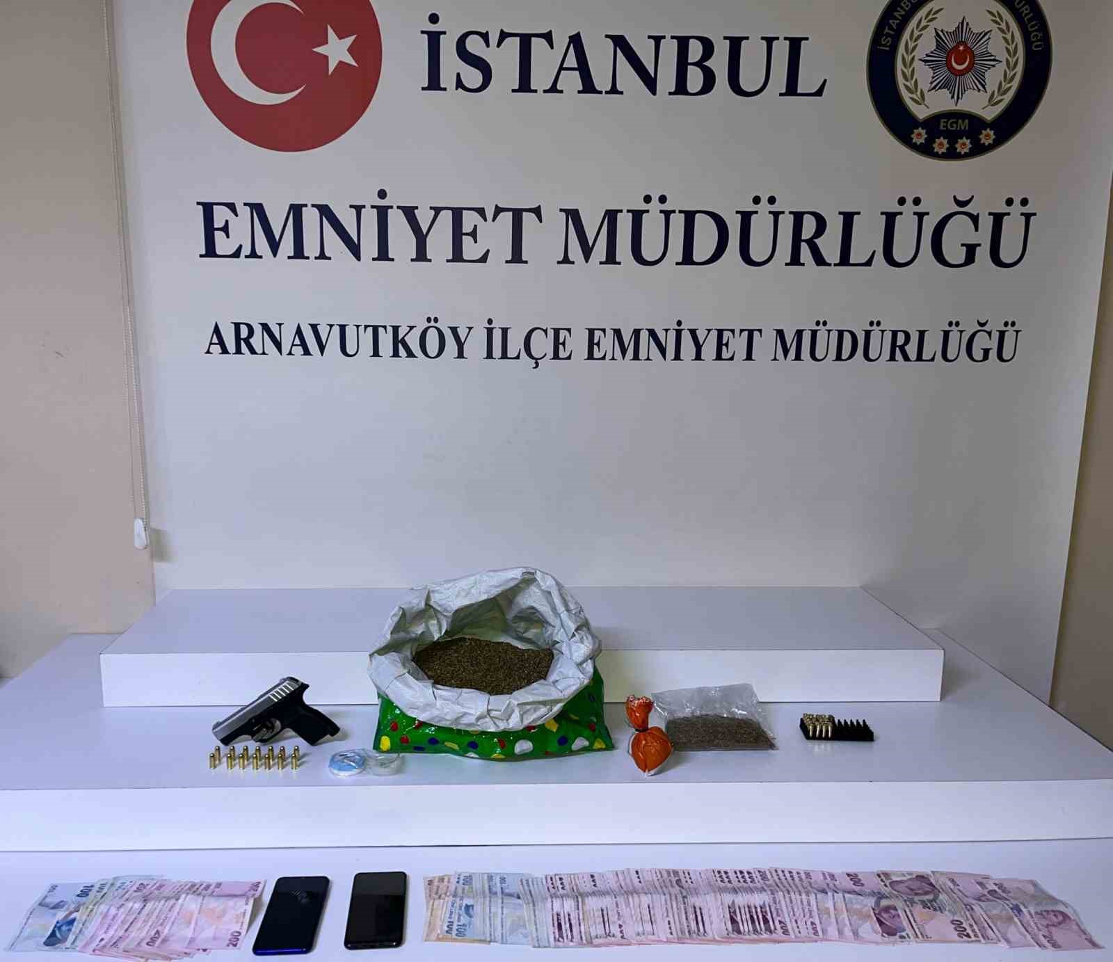 Arnavutköy’de aranması bulunan firari uyuşturucuyla yakalandı