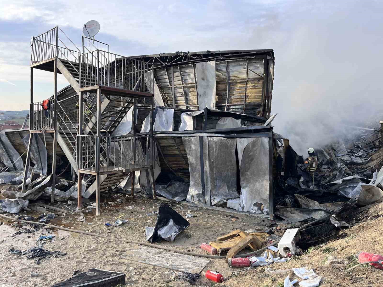 Arnavutköy’de inşaat işçilerinin kaldığı 2 katlı konteyner alev alev yandı
