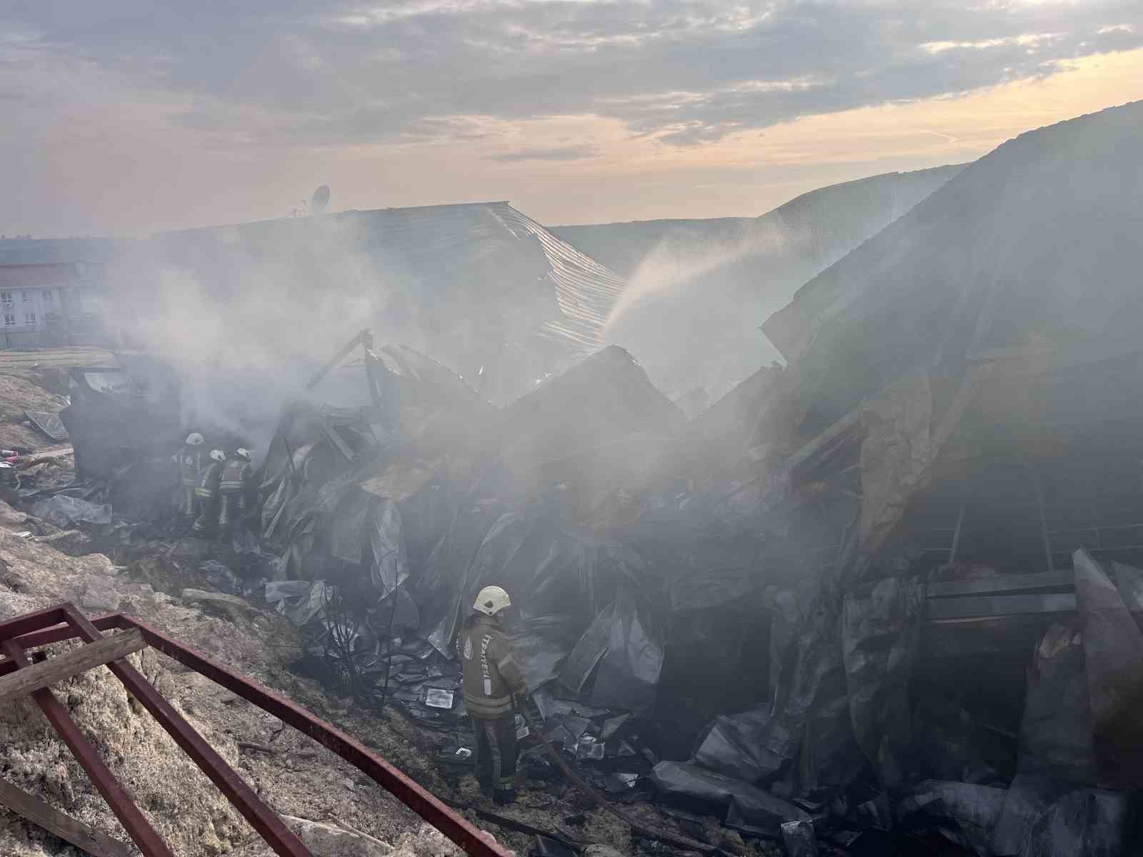 Arnavutköy’de inşaat işçilerinin kaldığı 2 katlı konteyner alev alev yandı
