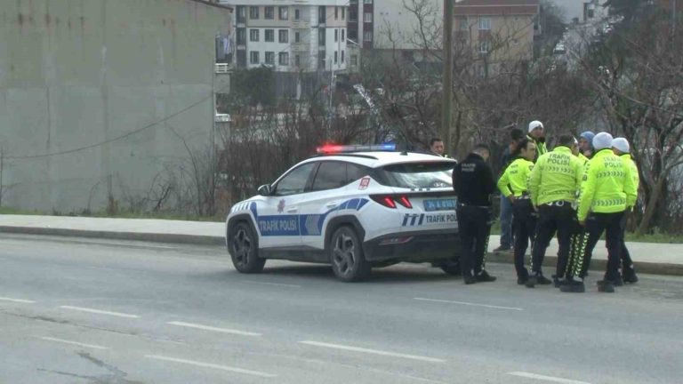 Arnavutköy’de servis minibüsünün çarptığı trafik polisi yaralandı