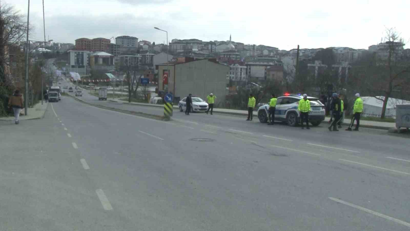 Arnavutköy’de servis minibüsünün çarptığı trafik polisi yaralandı

