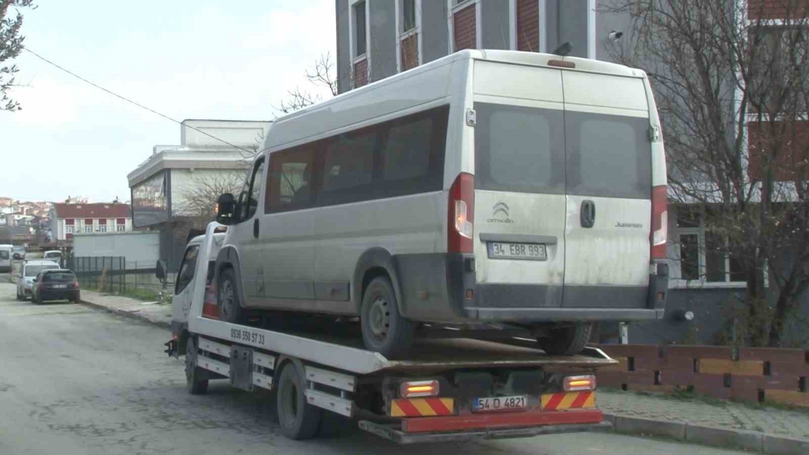 Arnavutköy’de servis minibüsünün çarptığı trafik polisi yaralandı
