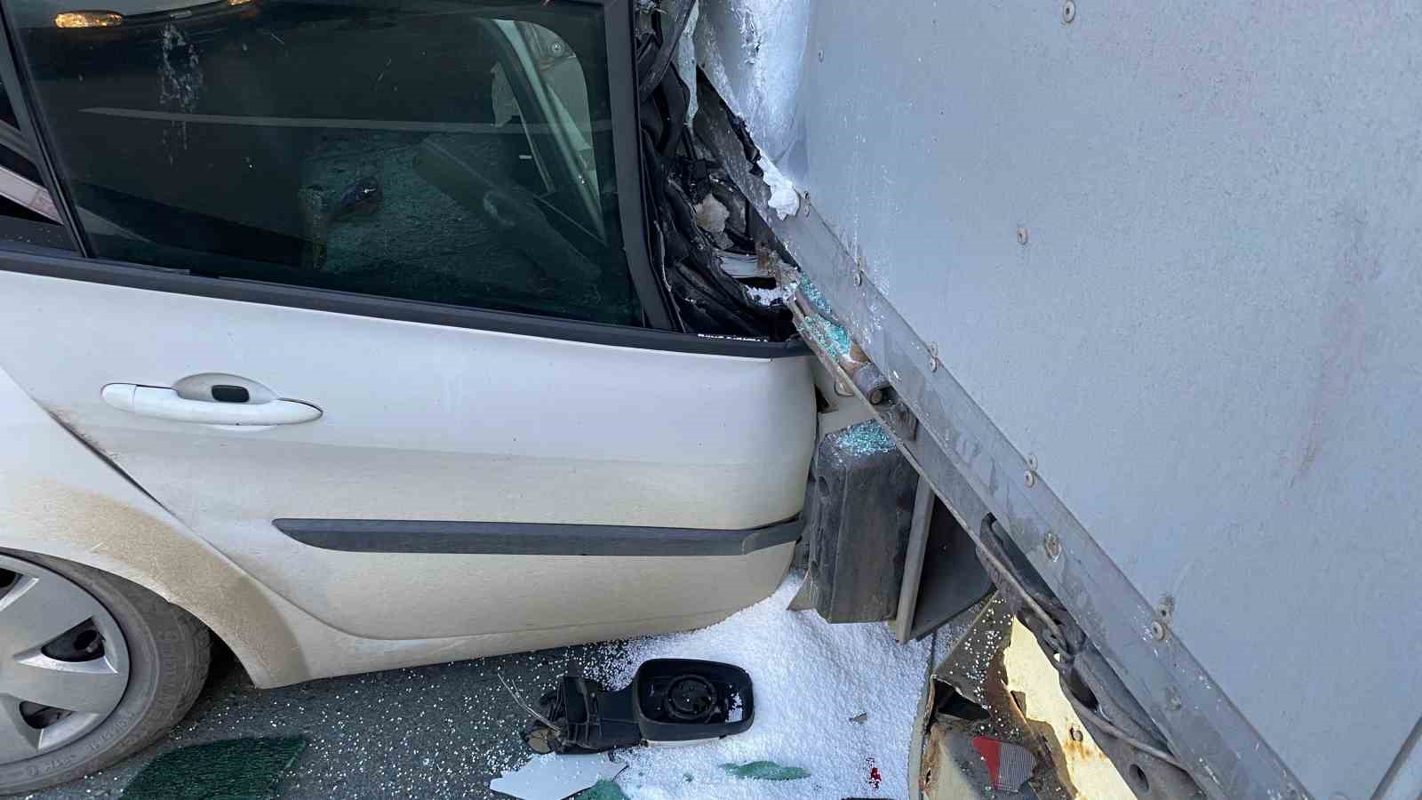 Artvin’de otomobil duran tıra arkadan çarptı: 1 yaralı
