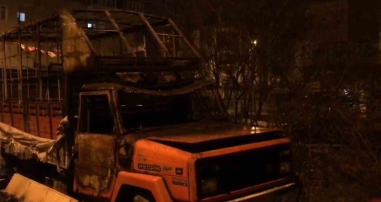 Ataşehir’de kamyonet alev alev yandı