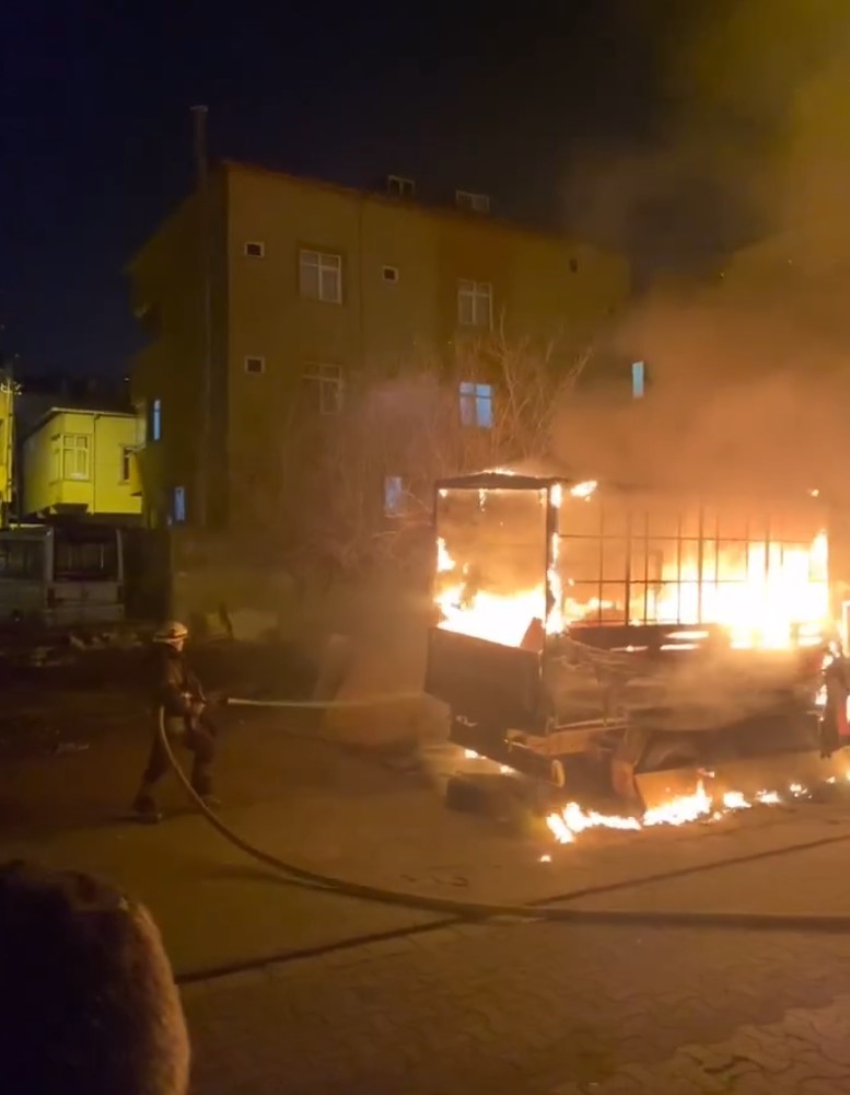 Ataşehir’de kamyonet alev alev yandı
