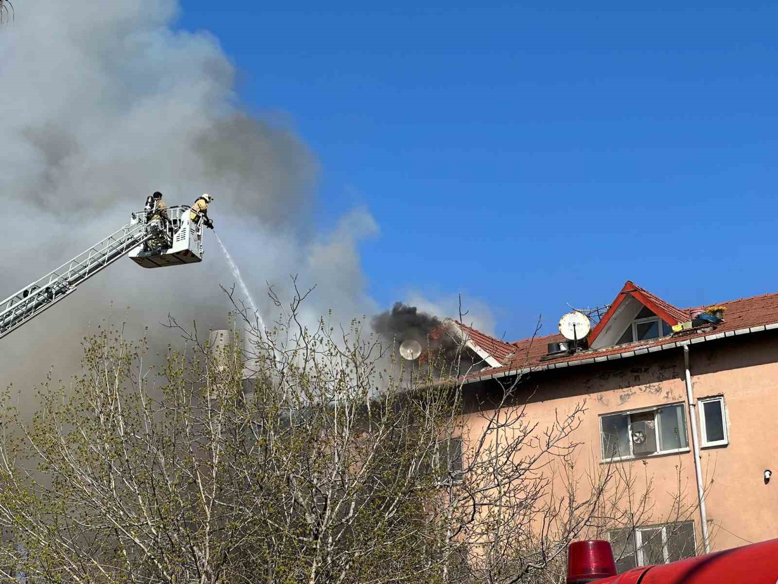 Ataşehir’de otomotiv servisinde yanan tiner, 5 katlı binayı aleve verdi
