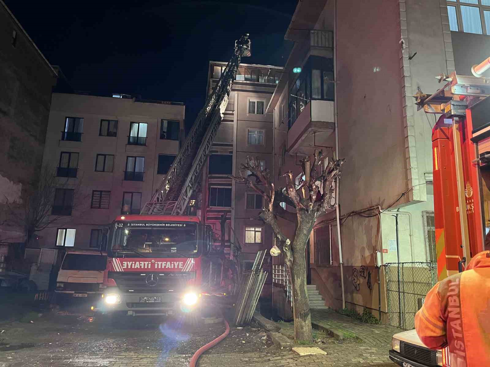 Avcılar’da 6 katlı binanın çatısında yangın
