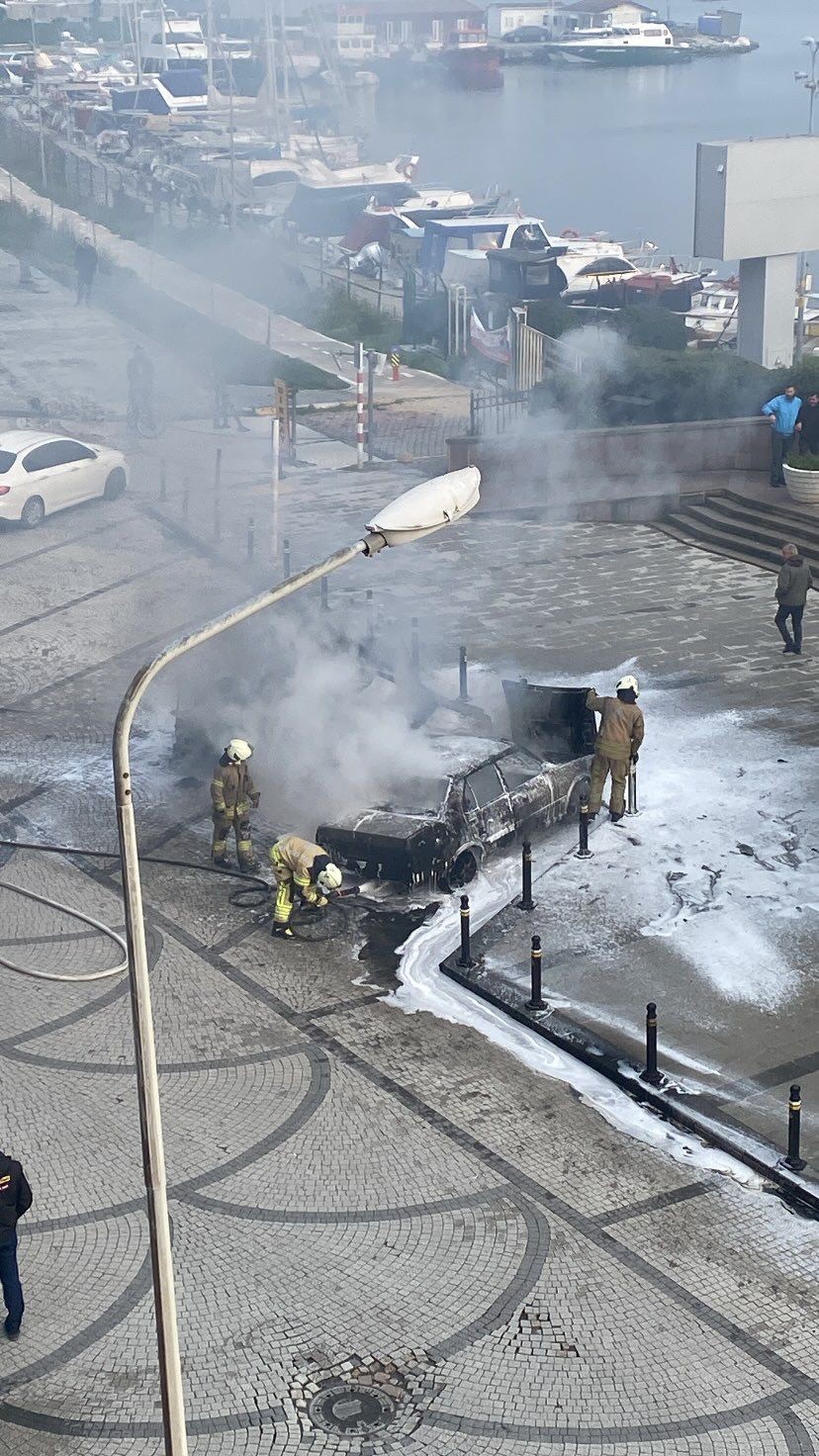 Avcılar’da yanan taksi park halindeki otomobile çarptı: İki araç alev topuna döndü
