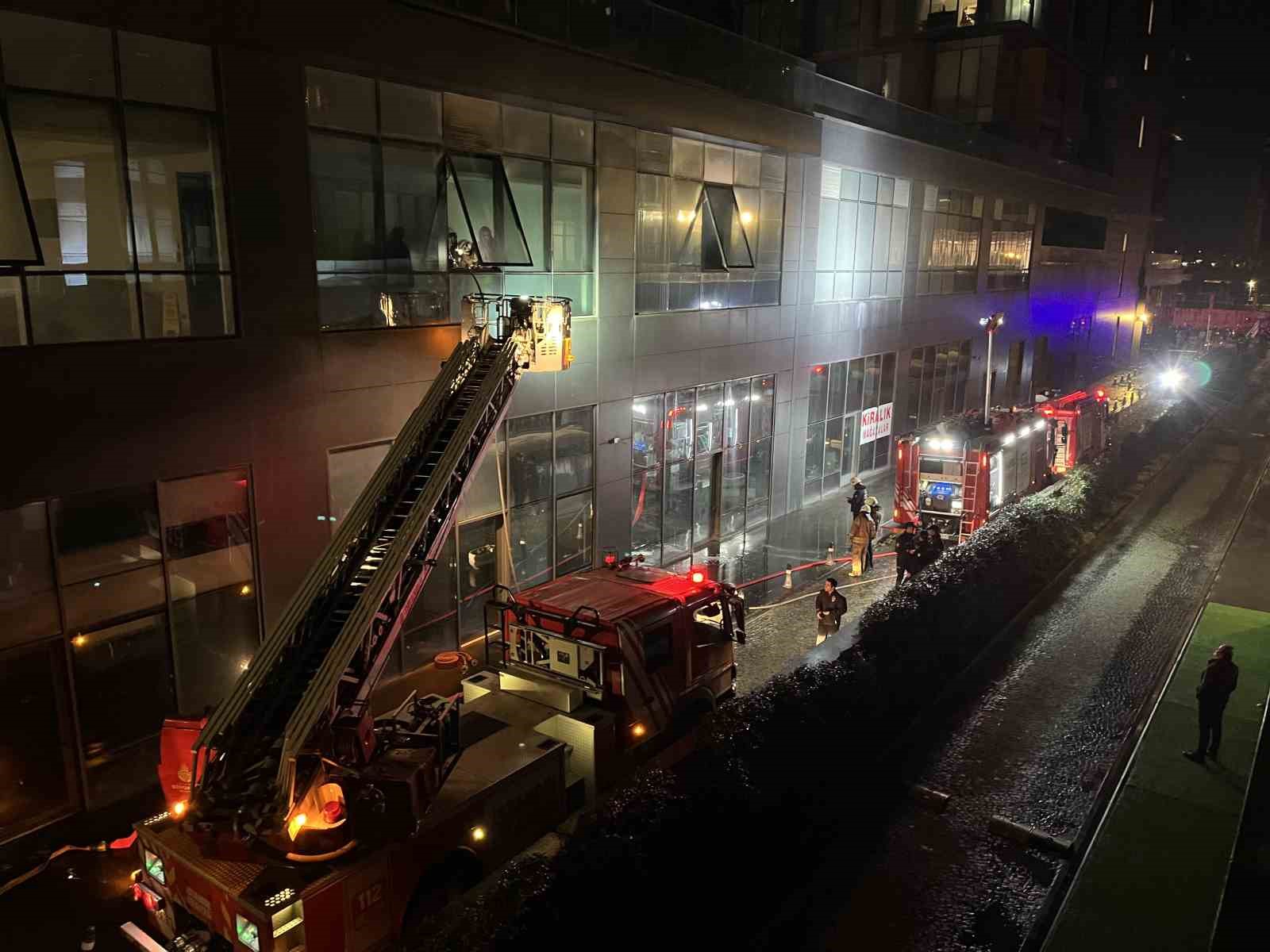 Bakırköy’de rezidansın spor salonunda yangın çıktı
