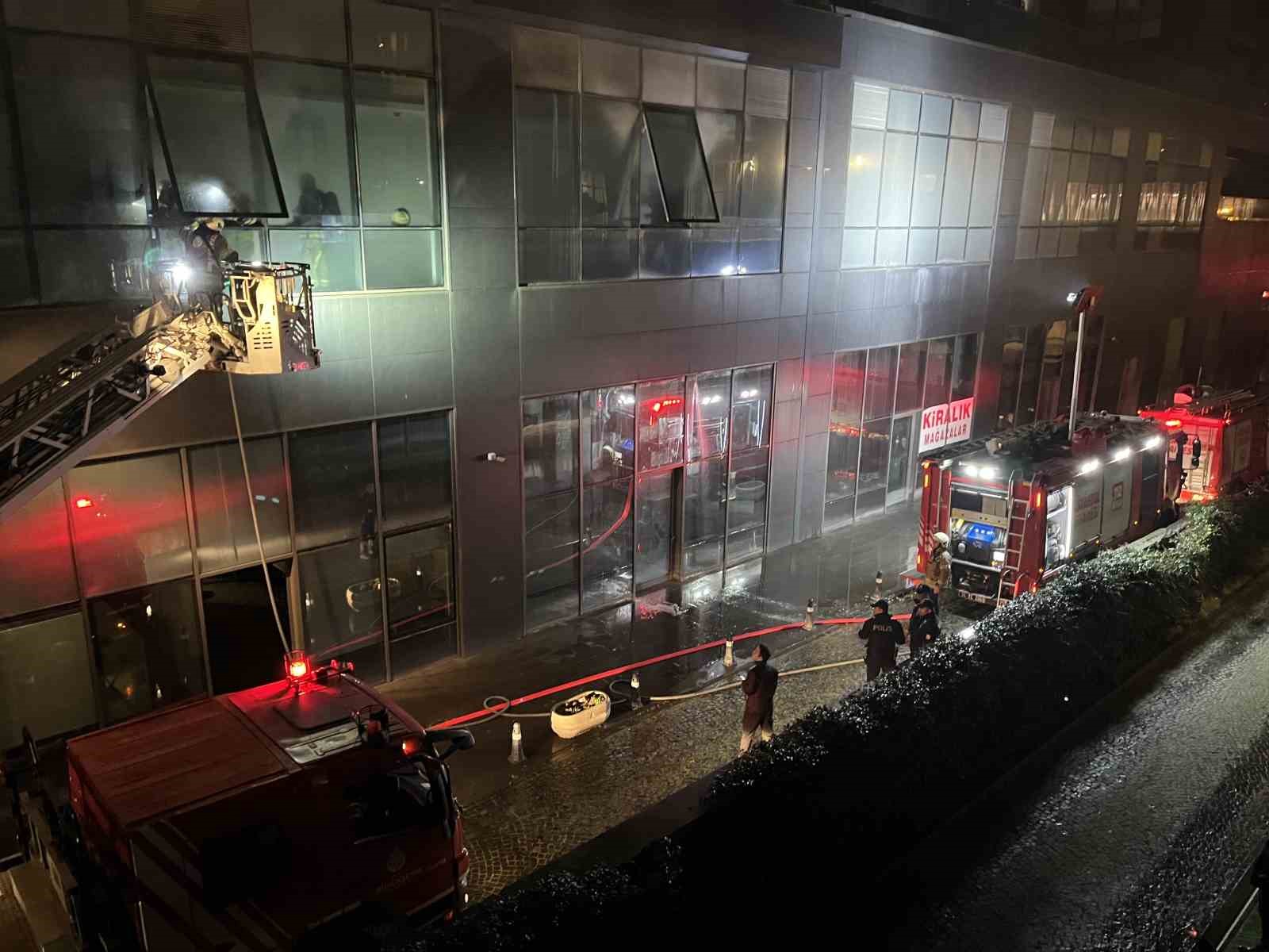 Bakırköy’de rezidansın spor salonunda yangın çıktı

