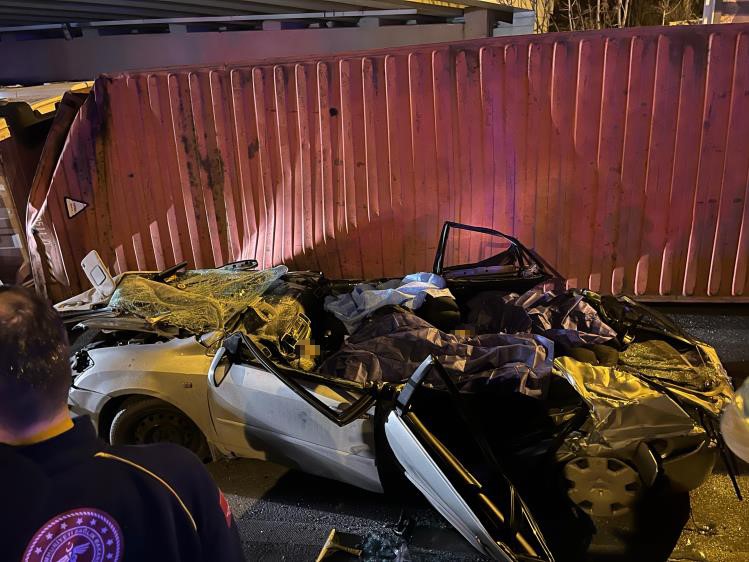 Bakırköy’de tır otomobilin üzerine devrildi: 4 ölü