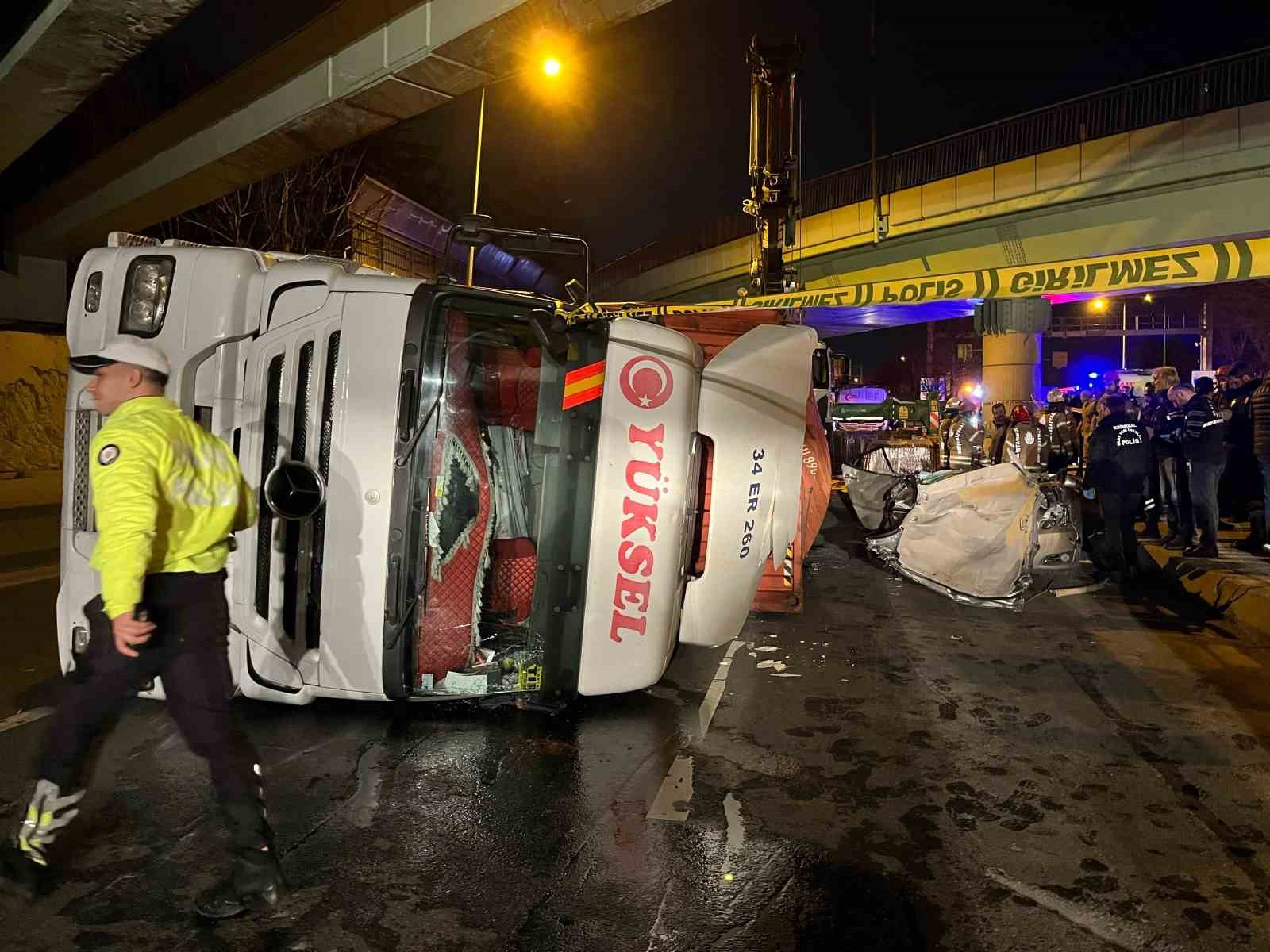 Bakırköy’de tır otomobilin üzerine devrildi: 4 ölü
