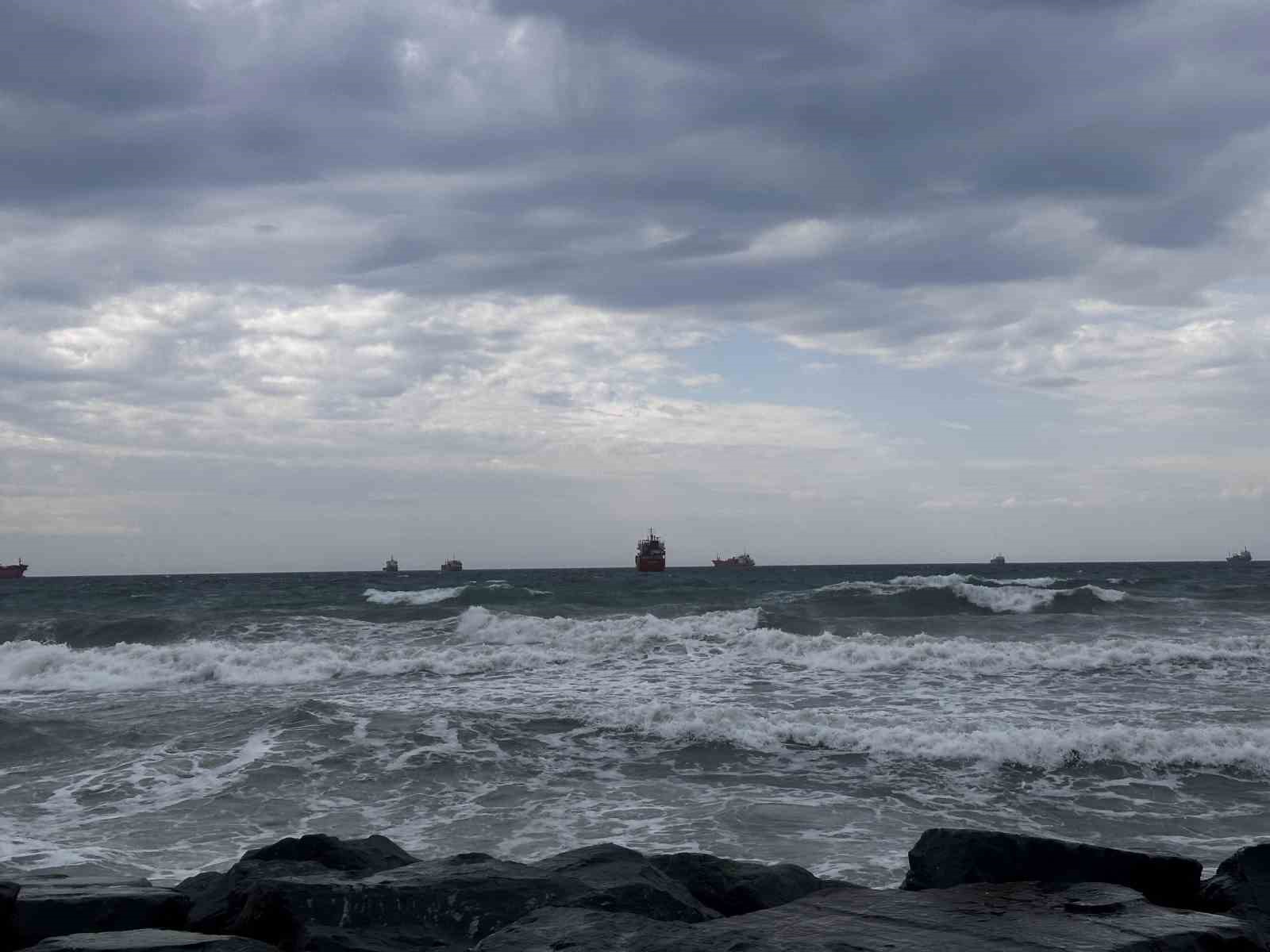 Bakırköy sahilinde fırtına nedeniyle dalgalar oluştu
