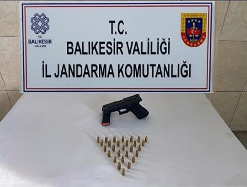 Balıkesir’de uyuşturucu ve silah tacirlerine operasyon: 3 tutuklu
