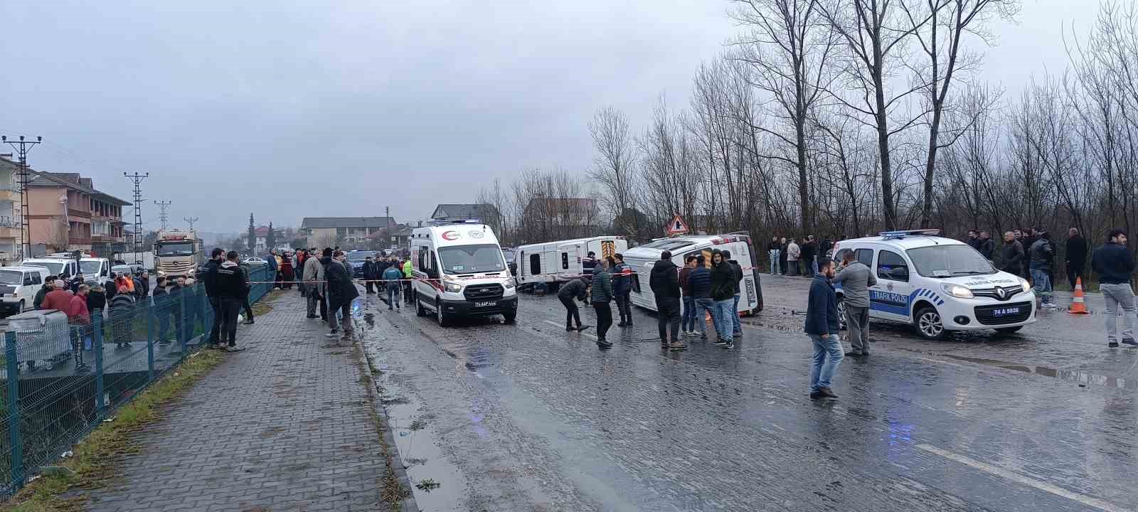 Bartın’da işçi servisleri kaza yaptı: 1 ölü, 15 yaralı
