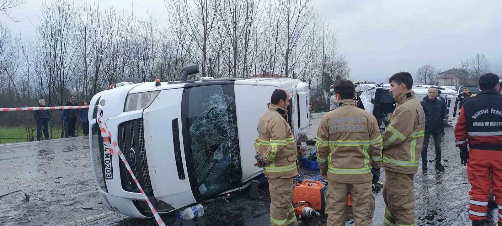 Bartın’da işçi servisleri kaza yaptı: 1 ölü, 15 yaralı
