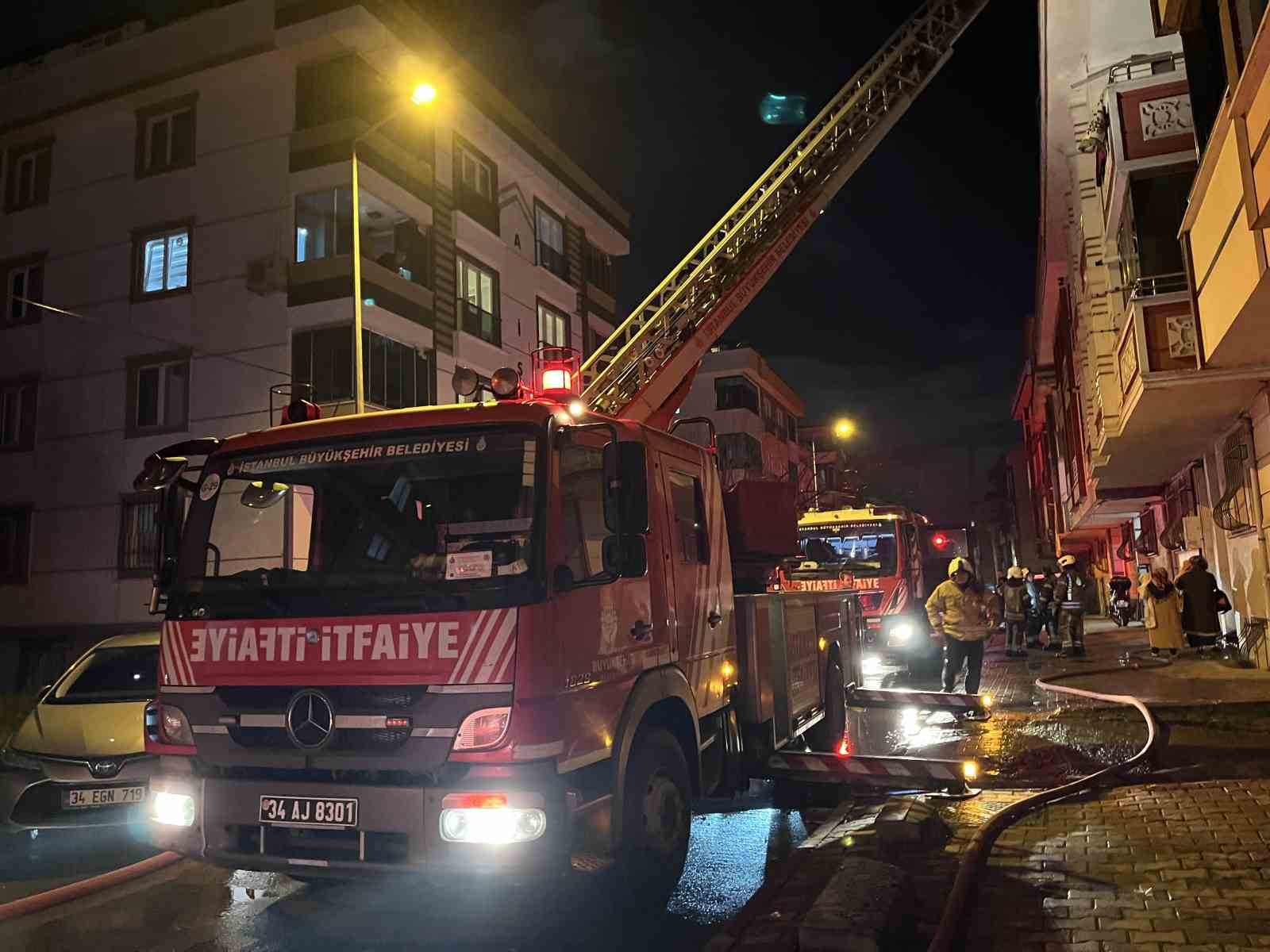 Başakşehir’de 3 katlı binanın çatısı alev alev yandı
