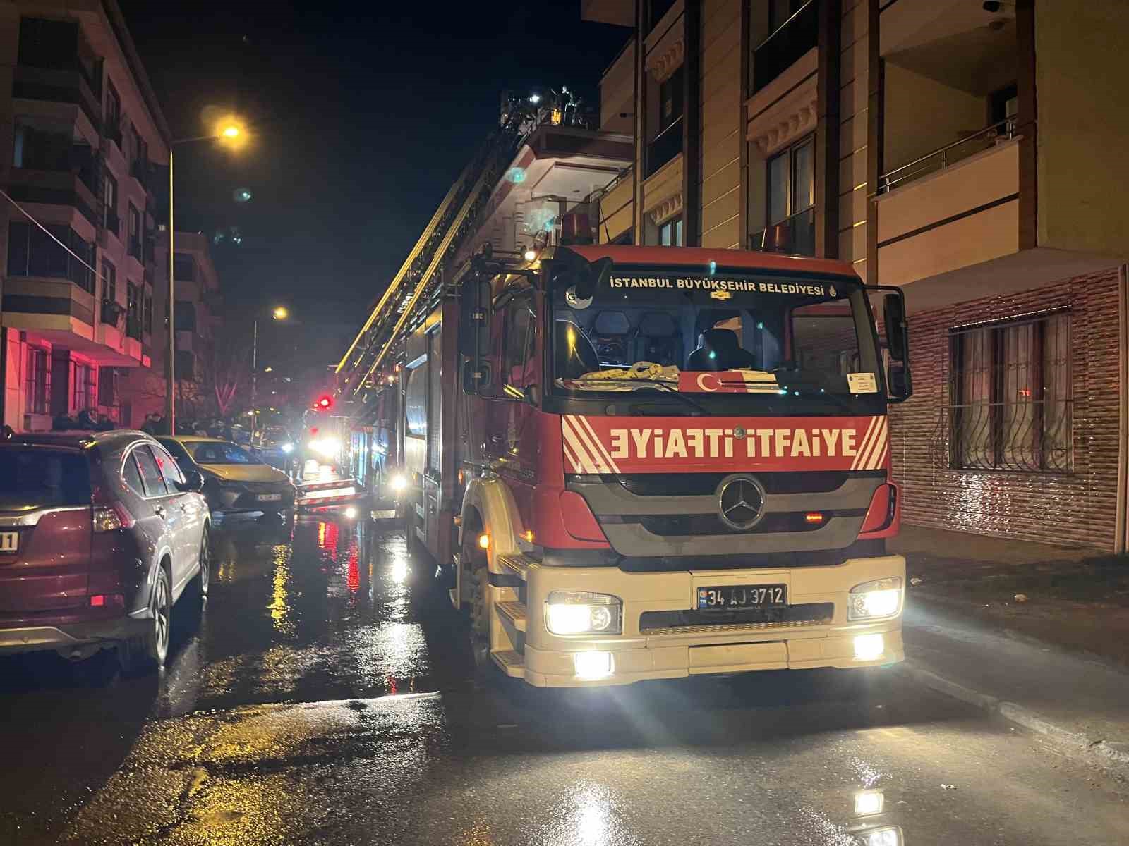 Başakşehir’de 3 katlı binanın çatısı alev alev yandı
