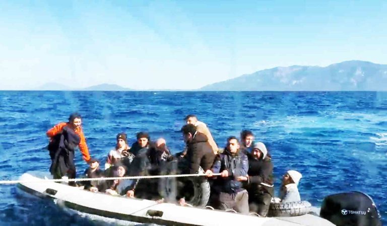 Batmak üzere olan bottaki düzensiz göçmenleri Sahil Güvenlik kurtardı