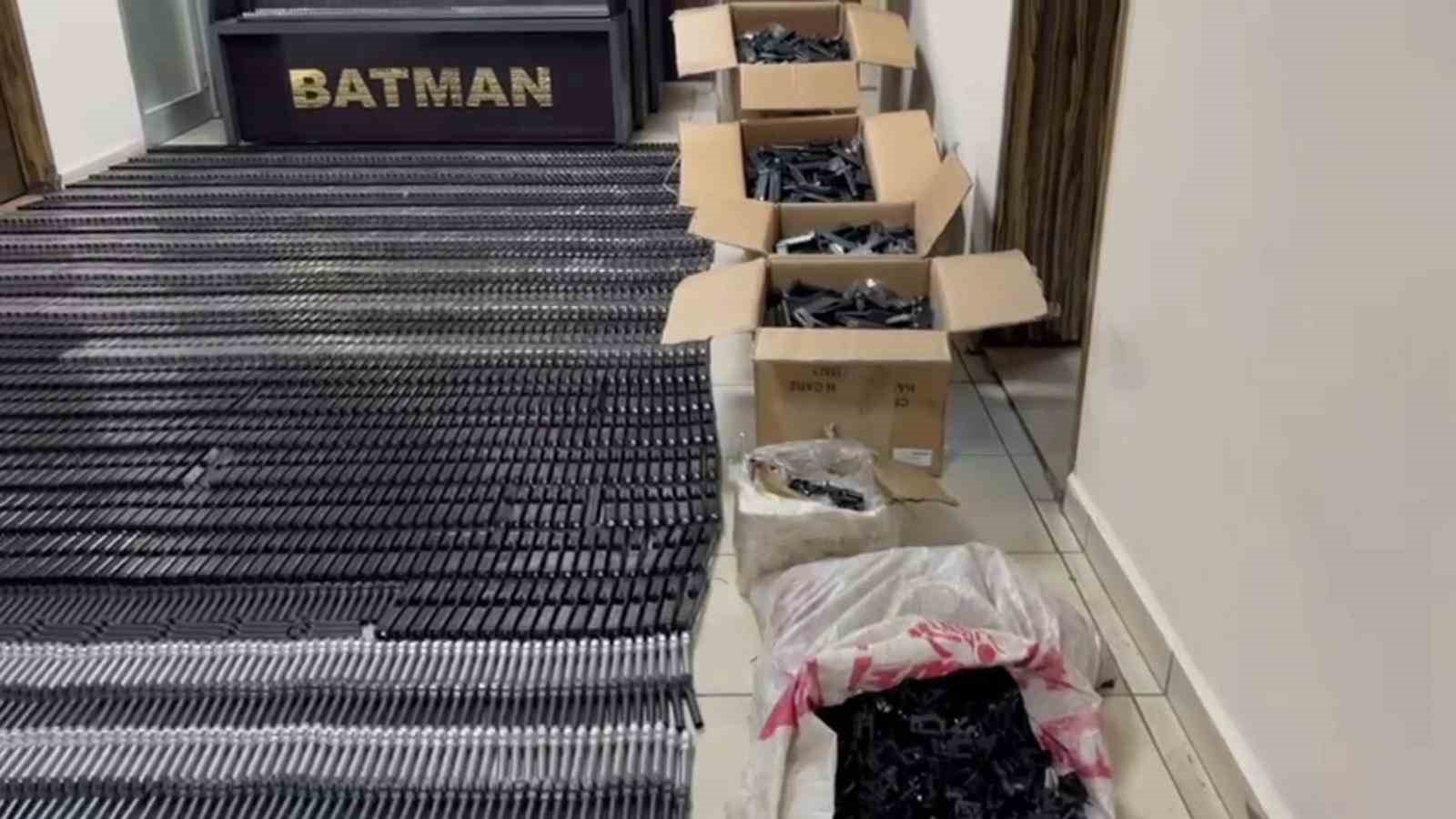 Batman’da duvar içindeki özel bölmede binlerce silah malzemesi ele geçirildi
